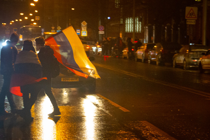 A protestor with a Russian flag after the rally ended / Photo: Dan Storyev