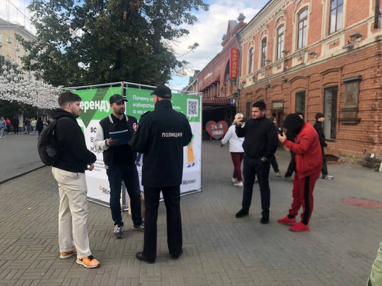 Пикетчики говорят с полицейскими / Фото: «Челябинское Яблоко»