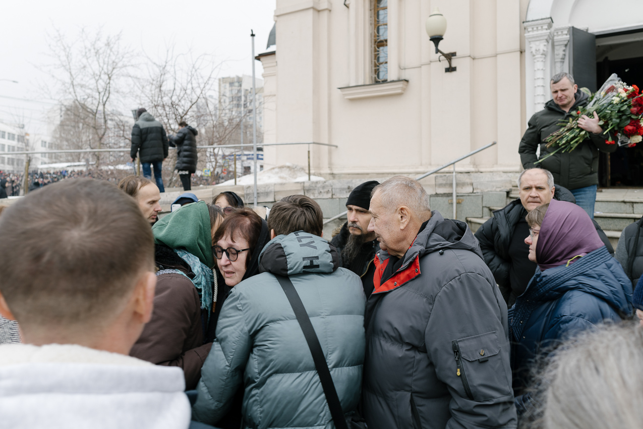 People express condolences to Lyudmila Navalnaya at the exit from the church / Photo: Meduza