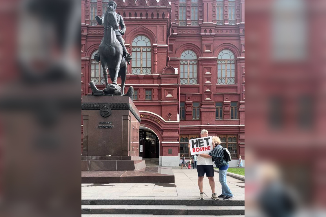 A passer-by hugs Anton Malykhin during a picket in the center of Moscow, August 20, 2023. The man was charged with violating the rules for participating in the rally and discrediting the Russian army. The detainee was represented by a lawyer from OVD-Info Alan Kachmazov / Photo: Ivanka Rudovskaya