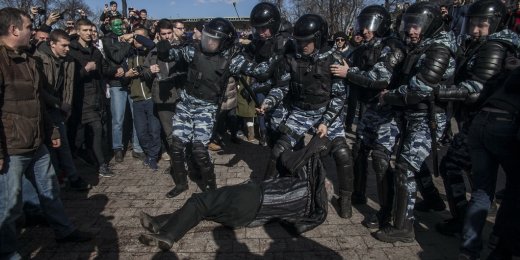 Ряженые: на «Антидимоне» граждан задерживали гвардейцы в форме МВД