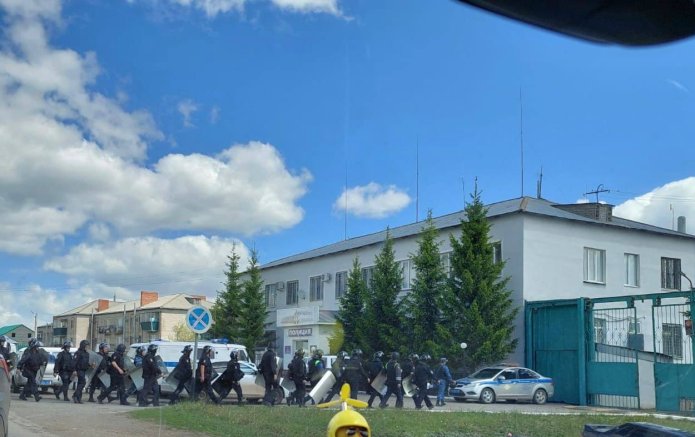 Силовики в селе Аскарово, 22 мая 2025 года / Фото: телеграм-канал «Урал Батыр info»