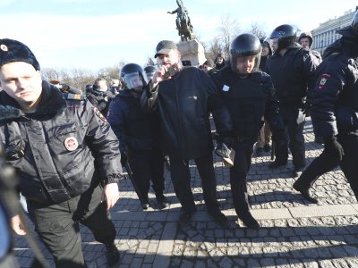      «Они уверены, что нападать на бабушку — это нормально»: рассказ о задержании в Петербурге
    