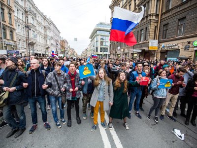      Госдума приняла закон о вовлечении детей в акции. Но не объяснила, как он будет работать
    