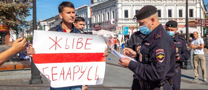 Полиция вручает  Юрию Шапошникову повестку в прокуратуру / Фото: БЛОК 52