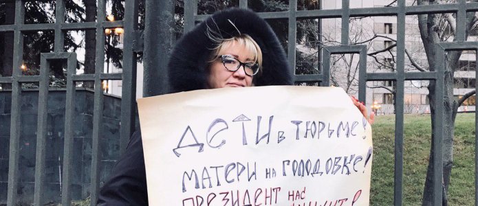 Татьяна Чернова у Центра международной торговли, где сегодня проходит пресс-конференция Путина / Фото: телеграм-канал "Матери против политических репрессий"