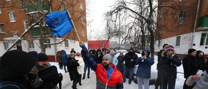 У отдела полиции, где судят Алексея Навального / Фото: Давид Френкель, «Медиазона»