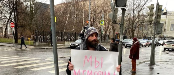 Алексей Беленкин пикетирует напротив Верховного суда 25 ноября / фото: ПЦ «Мемориал»