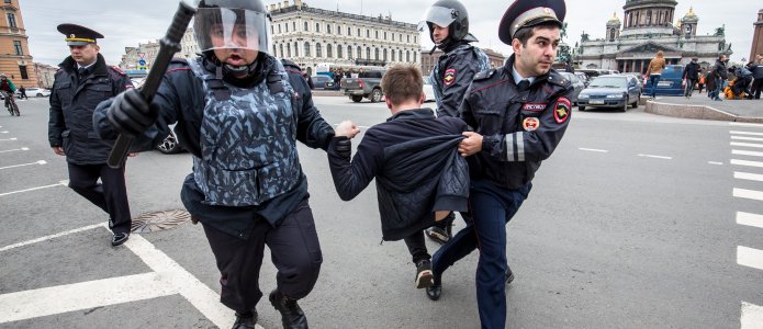 «Новая газета»: Судьи на митинги не ходят