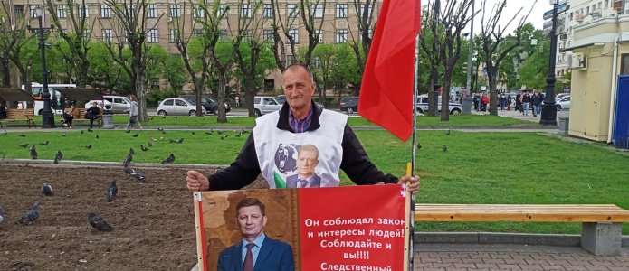 Валерий Скрипальщик во время одиночного пикета в поддержку Фургала в мае 2022 года / Фото: SOTA