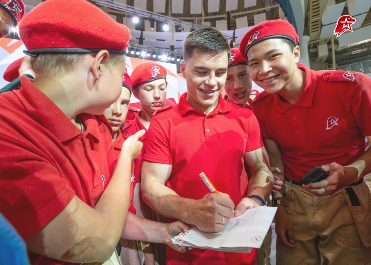 Nikita Nagornyy signing autographs at the Youth Army event, 2022 / Photo: Youth Army social media