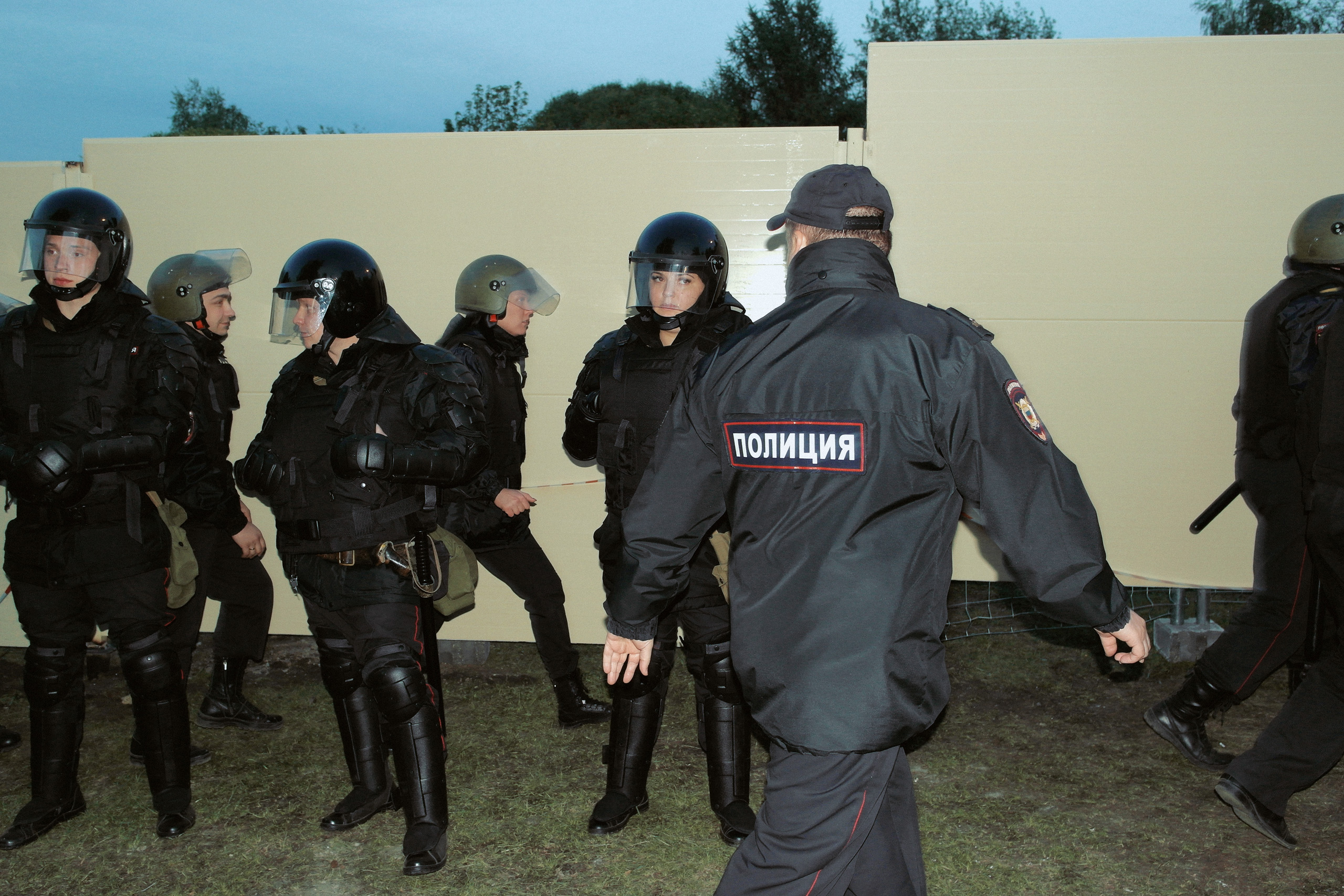 Полицейские у забора, 15 мая 2019 год. Всего в этот день сотрудники задержали 70 человек